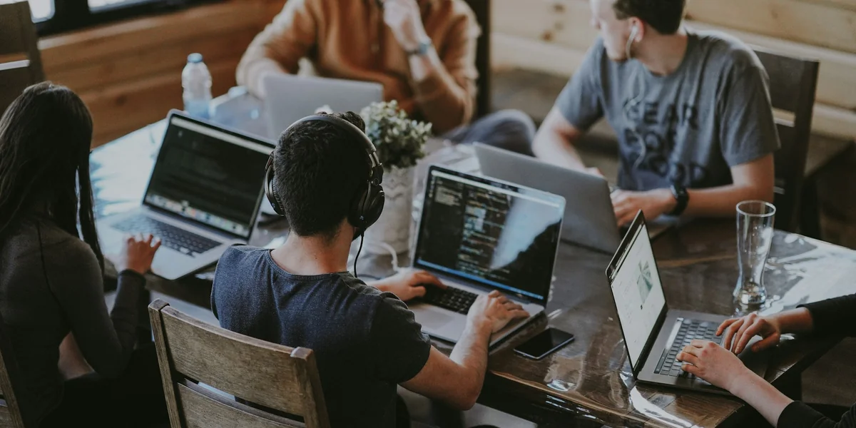 L'équipe REZO en pleine collaboration